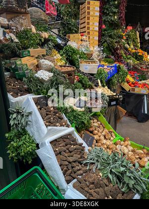 Verdure, verdure e vari tipi di funghi secchi sulle bancarelle del famoso Borough Market di Londra Foto Stock
