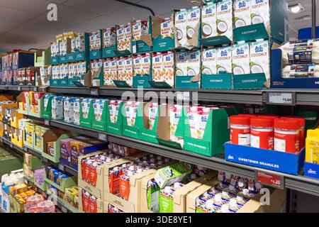 Scaffali del supermercato con prodotti. Londra, Regno Unito, 3 marzo 2024 Foto Stock