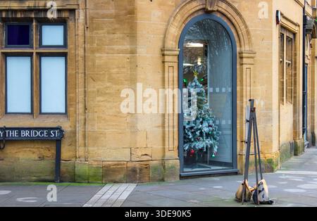 Oxford, Regno Unito - 22 dicembre 2025: Splendida architettura di Oxford. Il Royal Oxford Hotel di Oxford City con albero di Natale decorato in un arco. Foto Stock