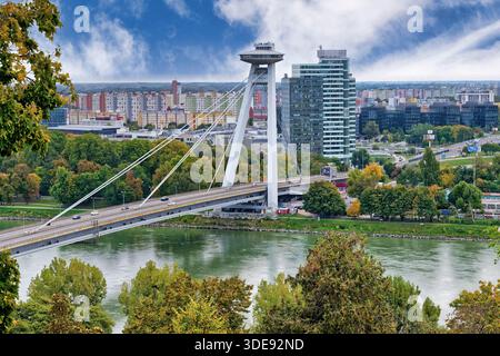 Ponte della rivolta nazionale slovacca o più ponte SNP noto anche come ponte UFO, Bratislava, Slovacchia Foto Stock