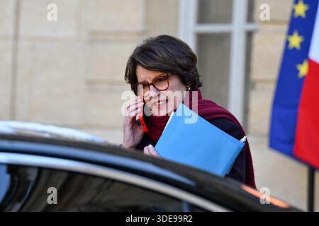 Parigi, Francia. 6 gennaio 2026. Il ministro francese dell'Agricoltura, dell'Agricoltura e della sovranità alimentare Annie Genevard lascia un incontro sulla situazione degli agricoltori e dell'agricoltura con il primo ministro Sebastien Lecornu all'Hotel de Matignon il 6 gennaio 2026. Foto di Tomas Stevens/ABACAPRESS.COM credito: Abaca Press/Alamy Live News Foto Stock