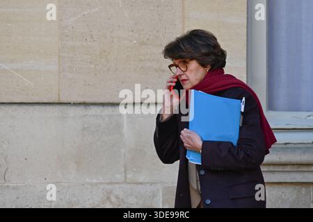 Parigi, Francia. 6 gennaio 2026. Il ministro francese dell'Agricoltura, dell'Agricoltura e della sovranità alimentare Annie Genevard lascia un incontro sulla situazione degli agricoltori e dell'agricoltura con il primo ministro Sebastien Lecornu all'Hotel de Matignon il 6 gennaio 2026. Foto di Tomas Stevens/ABACAPRESS.COM credito: Abaca Press/Alamy Live News Foto Stock