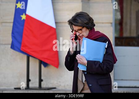 Parigi, Francia. 6 gennaio 2026. Il ministro francese dell'Agricoltura, dell'Agricoltura e della sovranità alimentare Annie Genevard lascia un incontro sulla situazione degli agricoltori e dell'agricoltura con il primo ministro Sebastien Lecornu all'Hotel de Matignon il 6 gennaio 2026. Foto di Tomas Stevens/ABACAPRESS.COM credito: Abaca Press/Alamy Live News Foto Stock