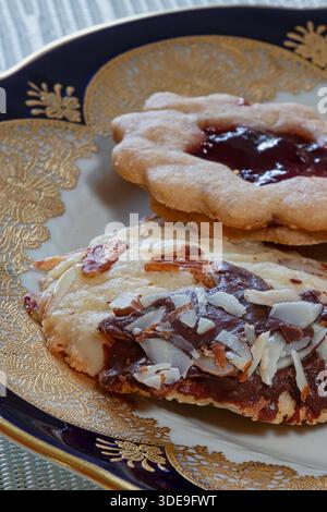 Primo piano di un piatto da buongustai, biscotti fatti in casa appena sfornati, USA Foto Stock