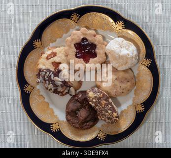 Primo piano di un piatto da buongustai, biscotti fatti in casa appena sfornati, USA Foto Stock