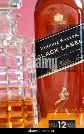 Natura morta di una bottiglia di Johnny Walker, etichetta nera, whiskey scotch miscelato, 2025, Stati Uniti Foto Stock