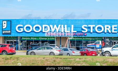 Metairie, LOUISIANA, USA - 21 novembre 2025: Negozio di articoli di cortesia su Veterans Boulevard, nella periferia di New Orleans Foto Stock