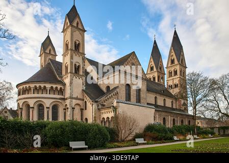 Vista esterna della basilica romanica di San Castore con i suoi distintivi campanili e l'abside, vista dal parco circostante a Coblenza, Germania. Foto Stock