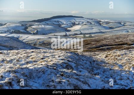 Le colline e le brughiere della foresta di Macclesfield sopra Wildboarclough ai confini del Derbeshire e del Cheshire. Foto Stock