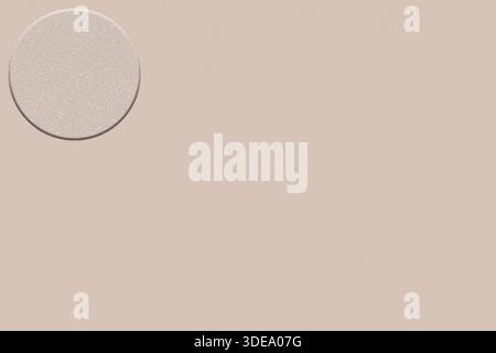 Lo sfondo beige opaco presenta un campione circolare che mostra una texture morbida e una delicata lucentezza, ideale per progetti di design creativi Foto Stock