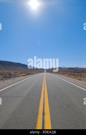 Strada vuota nel deserto del mojave in California Foto Stock
