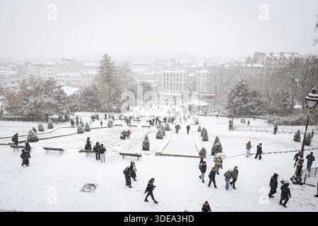 Parigi, Francia. 5 gennaio 2026. Vicino alla basilica del Sacro cuore di Montmartre si vedono persone durante la tempesta di neve che ha colpito Parigi. Una forte tempesta di neve ha colpito la capitale francese, causando molta eccitazione tra parigini e turisti, ma anche molti disagi nei trasporti su strada. Vicino alla Basilica del Sacro cuore nel quartiere di Montmartre, la gente scivola giù dalla collina sulla neve. (Immagine di credito: © Telmo Pinto/SOPA Images via ZUMA Press Wire) SOLO PER USO EDITORIALE! Non per USO commerciale! Foto Stock