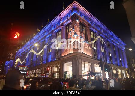 Il grande magazzino Selfridges di Oxford Street, Londra, è famoso per le sue luci natalizie. Foto Stock