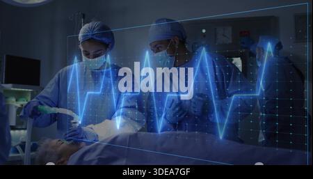 Gestione dei medici delle vie aeree che indossano abiti blu, maschere in SALA OPERATORIA, che trattengono il tubo di ventilazione, sovrapposizione ECG Foto Stock