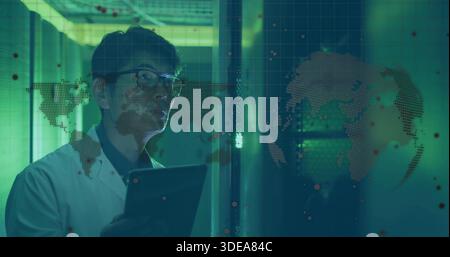 Uomo di monitoraggio nel camice da laboratorio, occhiali che tengono la tavoletta nel corridoio, mappa di vetro con punti rossi Foto Stock