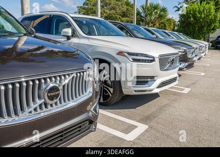 Miami sud, Florida, concessionario Volvo, esterno, dettagli della griglia anteriore, linea SUV di lusso, emblema Volvo, veicoli parcheggiati, displ. Inventario auto Foto Stock