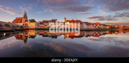 Ratisbona, Germania. Immagine panoramica della città di Ratisbona, Germania, con il Ponte in pietra sul Danubio e la Cattedrale di San Pietro all'alba in autunno. Foto Stock