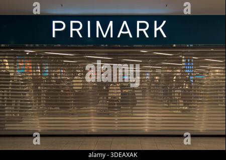 Memorizzazione modalità Primark. Primark ist ein International tätiger Textil-Discounter mit Hauptsitz a Dublino in der Republik Irland. In Primark-Filialen, Die in der Regel mehrere Tausend Quadratmeter Verkaufsfläche bieten, werden Textilien, Schuhe und Accessoires für Damen, Herren und Kinder sowie Artikel für den Wohnbedarf und Kosmetik zu niedrigen Preisen verkauft Foto Stock