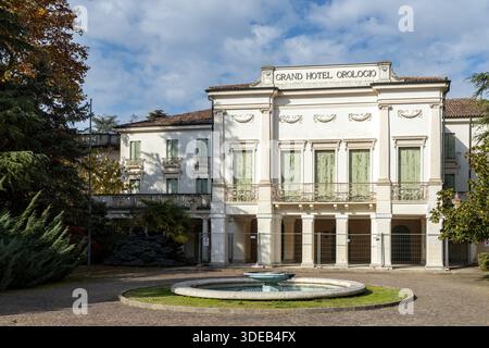 Abano Terme, Italia - 29 ottobre 2025: Vista esterna dello storico Grand Hotel Orologio Foto Stock