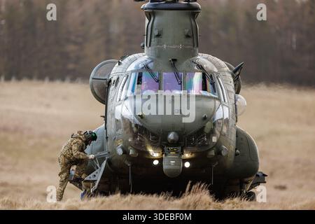 RAF CH-47 Chinooks sugli esercizi di addestramento nel Galles centrale Foto Stock