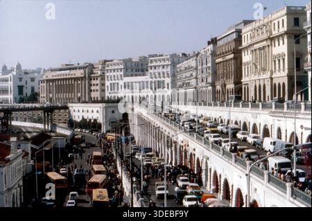 Mehrstöckige Verkehrsebenen mit dichtem Verkehr und historischen Gebäuden entlang der Hafenstraße von Algier, geschätzte 1980er. Algerien, 1980er. Foto Stock