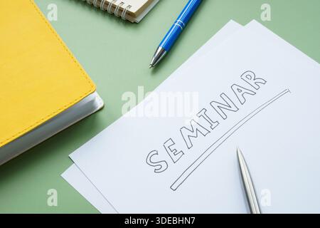 Seminario scritto su carta come concetto di condivisione delle conoscenze. Foto Stock