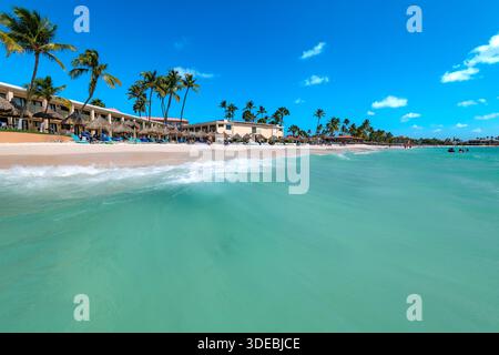 Divi Beach, Aruba - dolci onde turchesi rotolano sulla spiaggia di sabbia bianca di Divi Beach Aruba Foto Stock