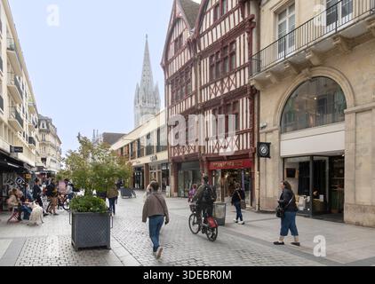 Pedonale Rue St Pierre, Caen, Normandia, Francia Foto Stock