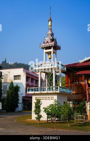 Il campanile a più livelli (ho rakang) di Wat Hua Wiang a Mae Hong Son, Thailandia settentrionale Foto Stock