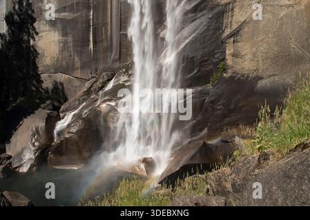 Lunga esposizione delle Vernal Falls nel Parco Nazionale di Yosemite, California, Stati Uniti - base ravvicinata della cascata Foto Stock