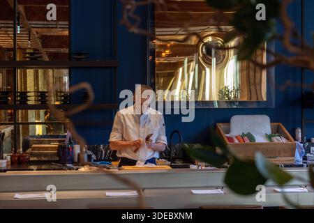 Sushi bar al ristorante giapponese Tobi Masa a Londra, Regno Unito. Foto Stock