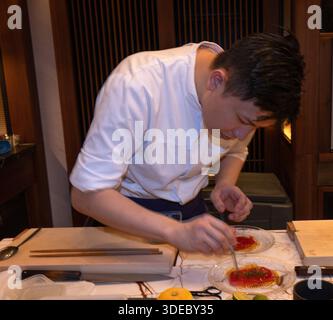 Uno chef del Tobi Masa, l'esclusivo ristorante giapponese all'interno del Chancery Rosewood Hotel nel Mayfair di Londra, prepara un Carpaccio di tonno Foto Stock