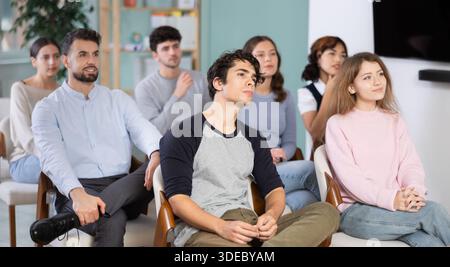 Gli studenti si siedono attentamente in classe e ascoltano le lezioni Foto Stock