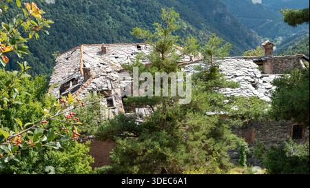 Casa in rovina nelle Alpi, in Francia Foto Stock