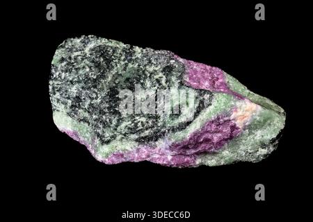 Campione di Ruby zoisite dalla Tanzania. I minerali rossi sono cristalli di rubino. Quelli verdi sono uno zoo verde. Sfondo nero. Foto Stock