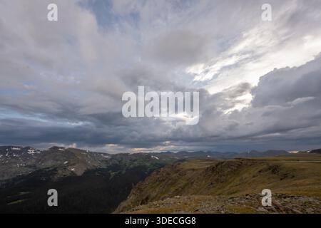 Le nuvole iniziano a rompersi prima del tramonto su Trail Ridge Road nelle Montagne Rocciose Foto Stock