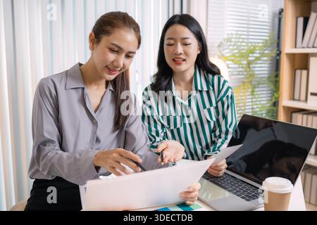 Progettisti UX/UI che presentano il progetto finale al team, mostrano schermate di interfaccia delle app e spiegano le strategie di esperienza utente in un professionista Foto Stock