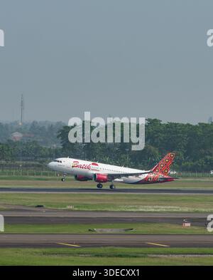 Giacarta, Indonesia - 25 ottobre 2017: Il batik Air Airbus A320-200 decollo dall'aeroporto internazionale Soekarno-Hatta di Giacarta, Indonesia. Foto Stock