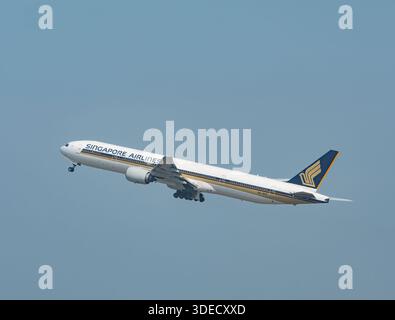 Giacarta, Indonesia - 25 ottobre 2017: Boeing 777-300 di Singapore Airlines decollo dall'aeroporto internazionale Soekarno-Hatta di Giacarta, Indonesia. Foto Stock