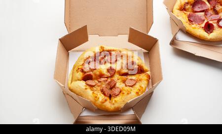 Mini Pizza con Pepperoni in scatole di cartone Foto Stock