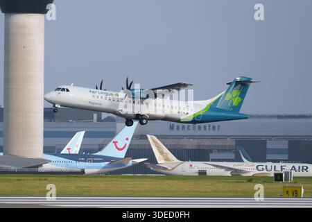 Aer Lingus ATR 72-600 in partenza dall'aeroporto di Manchester Foto Stock