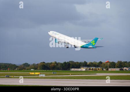 Aer Lingus Airbus A330-300 in partenza dall'aeroporto internazionale di Manchester Foto Stock