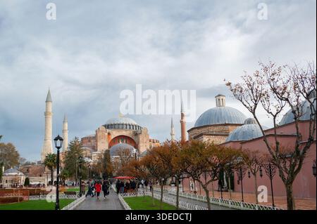 La grande Moschea di Hagia Sophia è una moschea ed ex chiesa che funge da importante sito culturale e storico a Istanbul, Turchia. Foto Stock
