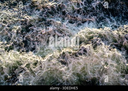 Consistenza spumeggiante dell'acqua oceanica con onde dinamiche Foto Stock