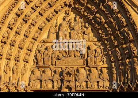 Parigi, Francia - Portale della Vergine sul lato sinistro della facciata ovest della Cattedrale di Notre Dame, restaurata dopo l'incendio, sembra bella nel bagliore Foto Stock