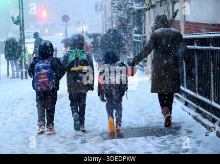 Parigi, Francia. 7 gennaio 2026. © PHOTOPQR/LE PARISIEN/Delphine Goldsztejn ; Parigi ; 07/01/2026 ; Neige et verglas : 38 départements placés en vigilance Orange par Météo-France ce mercredi un nouvel épisode neigeux va toucher le pays ce mercredi Paris le 07/01/2026 foto : Delphine Goldsztejn nevicate in Francia, il 7 gennaio 2026 credito: MAXPPP/Alamy News Live Foto Stock