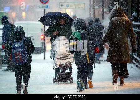 Parigi, Francia. 7 gennaio 2026. © PHOTOPQR/LE PARISIEN/Delphine Goldsztejn ; Parigi ; 07/01/2026 ; Neige et verglas : 38 départements placés en vigilance Orange par Météo-France ce mercredi un nouvel épisode neigeux va toucher le pays ce mercredi Paris le 07/01/2026 foto : Delphine Goldsztejn nevicate in Francia, il 7 gennaio 2026 credito: MAXPPP/Alamy News Live Foto Stock