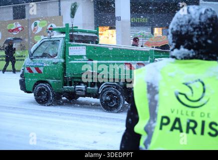 Parigi, Francia. 7 gennaio 2026. © PHOTOPQR/LE PARISIEN/Delphine Goldsztejn ; Parigi ; 07/01/2026 ; Neige et verglas : 38 départements placés en vigilance Orange par Météo-France ce mercredi un nouvel épisode neigeux va toucher le pays ce mercredi Paris le 07/01/2026 foto : Delphine Goldsztejn nevicate in Francia, il 7 gennaio 2026 credito: MAXPPP/Alamy News Live Foto Stock