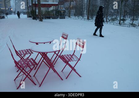 Parigi, Francia. 7 gennaio 2026. © PHOTOPQR/LE PARISIEN/Delphine Goldsztejn ; Parigi ; 07/01/2026 ; Neige et verglas : 38 départements placés en vigilance Orange par Météo-France ce mercredi un nouvel épisode neigeux va toucher le pays ce mercredi Paris le 07/01/2026 foto : Delphine Goldsztejn nevicate in Francia, il 7 gennaio 2026 credito: MAXPPP/Alamy News Live Foto Stock