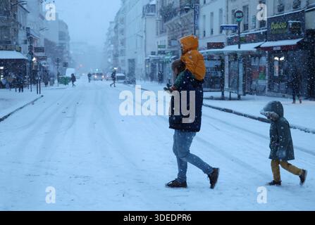 Parigi, Francia. 7 gennaio 2026. © PHOTOPQR/LE PARISIEN/Delphine Goldsztejn ; Parigi ; 07/01/2026 ; Neige et verglas : 38 départements placés en vigilance Orange par Météo-France ce mercredi un nouvel épisode neigeux va toucher le pays ce mercredi Paris le 07/01/2026 foto : Delphine Goldsztejn nevicate in Francia, il 7 gennaio 2026 credito: MAXPPP/Alamy News Live Foto Stock